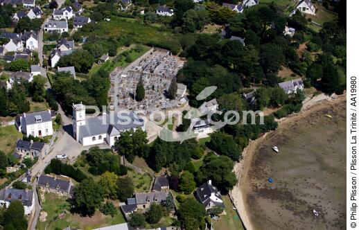 Vue de l'Église de l'Ile aux moines,son cimetière et la plage de Port Micquel. - © Philip Plisson / Plisson La Trinité / AA19980 - Nos reportages photos - Eglise