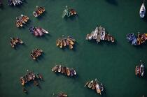 Barques mouillées à Port-Blanc pendant la Semaine du Golfe. © Philip Plisson / Plisson La Trinité / AA20131 - Nos reportages photos - Semaine du Golfe
