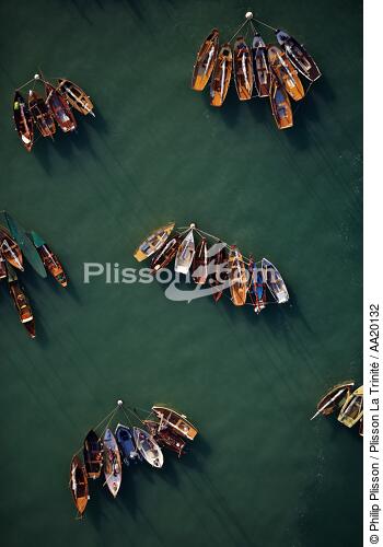 Barques mouillées à Port-Blanc pendant la Semaine du Golfe. - © Philip Plisson / Plisson La Trinité / AA20132 - Nos reportages photos - Semaine du Golfe