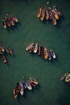 Barques mouillées à Port-Blanc pendant la Semaine du Golfe. © Philip Plisson / Plisson La Trinité / AA20132 - Nos reportages photos - Barque