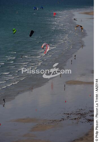 Kitesurf sur plage de la Presqu'Ile de Quiberon. - © Philip Plisson / Plisson La Trinité / AA20144 - Nos reportages photos - Kitesurf