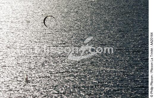 Kitesurf en baie de Quiberon. - © Philip Plisson / Plisson La Trinité / AA20164 - Nos reportages photos - Sport et loisir