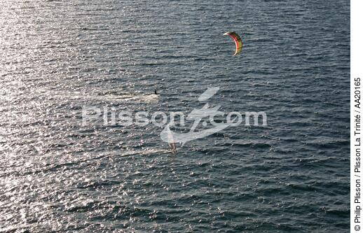 Kitesurf en baie de Quiberon. - © Philip Plisson / Plisson La Trinité / AA20165 - Nos reportages photos - Sport et loisir
