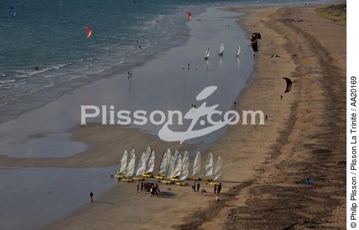 Chars à voiles et kitesurfs sur une plage de la Presqu'Ile de Quiberon. - © Philip Plisson / Plisson La Trinité / AA20169 - Nos reportages photos - Kitesurf