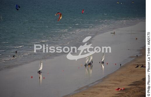 Chars à voiles et kitesurfs sur une plage de la Presqu'Ile de Quiberon. - © Philip Plisson / Plisson La Trinité / AA20170 - Nos reportages photos - Quiberon