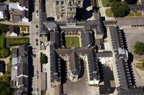 Basilique de Saint-Anne-d'Auray et cloitre. © Philip Plisson / Plisson La Trinité / AA20219 - Nos reportages photos - Clocher