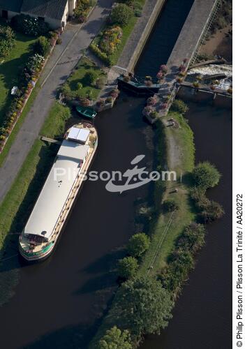 Barge in the lock of Polvern on the river Blavet, Hennebont. - © Philip Plisson / Plisson La Trinité / AA20272 - Photo Galleries - Land activity