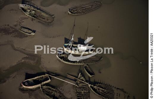 Épaves échouées dans la vase,rade de Lorient. - © Philip Plisson / Plisson La Trinité / AA20321 - Nos reportages photos - Rade de Lorient
