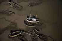 Wrecks stranded in the mud, rade de Lorient. © Philip Plisson / Plisson La Trinité / AA20321 - Photo Galleries - Mudbank
