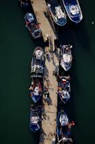 Bâteaux de pêche au ponton,Port-maria. © Philip Plisson / Plisson La Trinité / AA20333 - Nos reportages photos - Port-Maria