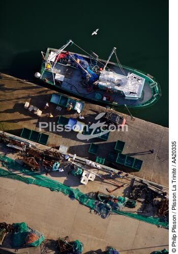 Bâteau de pêche au ponton,Port-maria. - © Philip Plisson / Plisson La Trinité / AA20335 - Nos reportages photos - Ponton