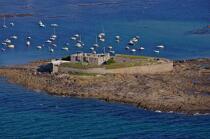 Le Fort Bloqué sur l'ile de Keragan. © Philip Plisson / Plisson La Trinité / AA20361 - Nos reportages photos - Mer