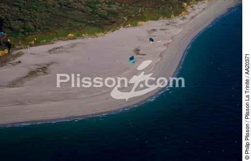 Beach of the Grands Sables, Groix island. - © Philip Plisson / Plisson La Trinité / AA20371 - Photo Galleries - Beach cabin