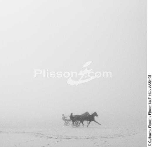 Sur la plage du Dossen à Santec. - © Guillaume Plisson / Plisson La Trinité / AA20405 - Nos reportages photos - Noir et blanc