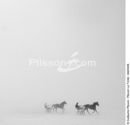 Sur la plage du Dossen à Santec. - © Guillaume Plisson / Plisson La Trinité / AA20406 - Nos reportages photos - Noir et blanc