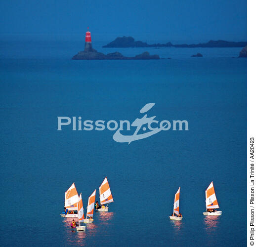 Optimists in Perros Guirec. - © Philip Plisson / Plisson La Trinité / AA20423 - Photo Galleries - Dinghy or small boat with centre-board