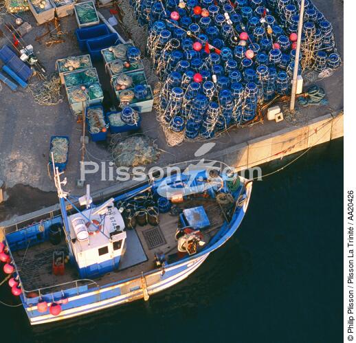 Fishing boat in Batz island. - © Philip Plisson / Plisson La Trinité / AA20426 - Photo Galleries - Square format