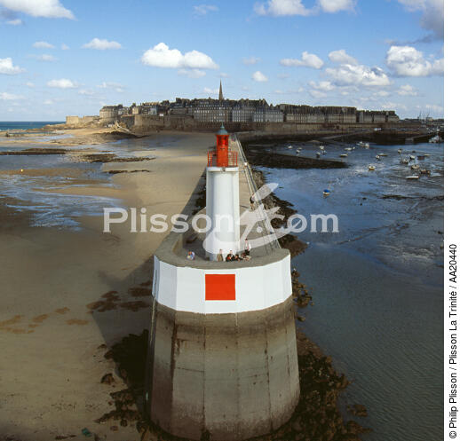 Le Môle des Noires à Saint-Malo. - © Philip Plisson / Plisson La Trinité / AA20440 - Nos reportages photos - Format carré