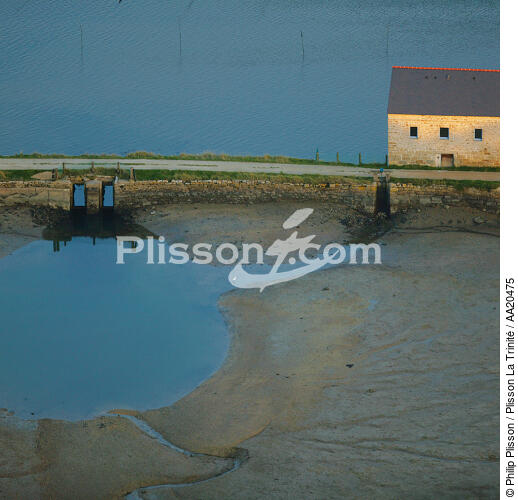 Moulin du Latz sur la rivière de Crac'h. - © Philip Plisson / Plisson La Trinité / AA20475 - Nos reportages photos - Moulin à marée