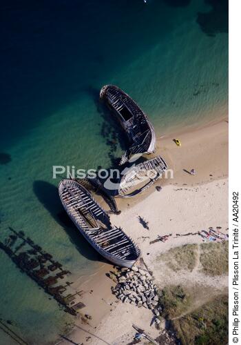 Wrecks, rivière d'Etel. - © Philip Plisson / Plisson La Trinité / AA20492 - Photo Galleries - Running aground