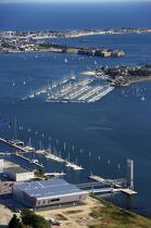 La cité de la voile,port de Kernével et la citadelle de Port-Louis. © Philip Plisson / Plisson La Trinité / AA20515 - Nos reportages photos - Lorient
