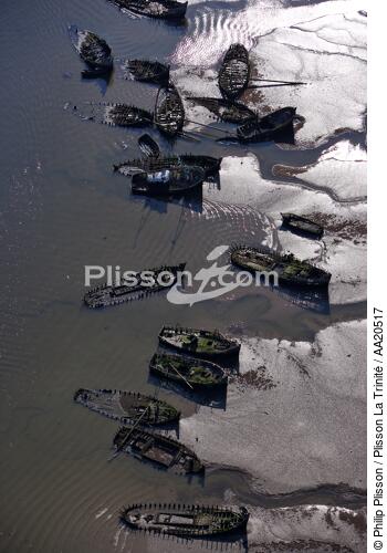 Épaves. - © Philip Plisson / Plisson La Trinité / AA20517 - Nos reportages photos - Cimetière marin