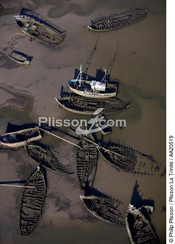Wrecks. - © Philip Plisson / Plisson La Trinité / AA20519 - Photo Galleries - Ponton
