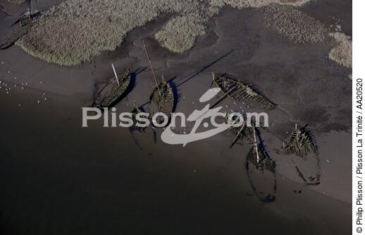 Épaves. - © Philip Plisson / Plisson La Trinité / AA20520 - Nos reportages photos - Cimetière marin
