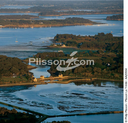 Les étang du Roc'h Du sur la rivière d'Auray. - © Philip Plisson / Plisson La Trinité / AA20554 - Nos reportages photos - Format carré