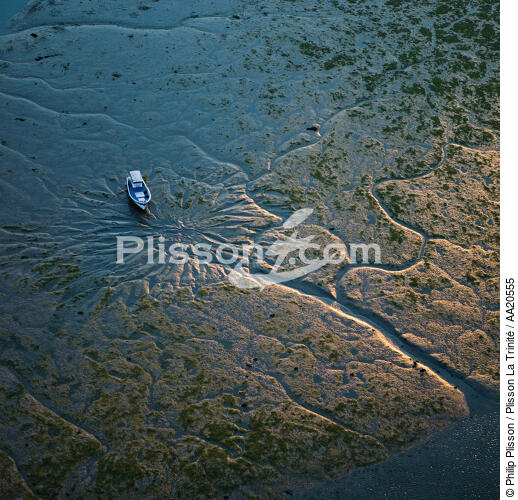 Rayon d'évitage sur la rivière de Crac'h. - © Philip Plisson / Plisson La Trinité / AA20555 - Nos reportages photos - Rivière