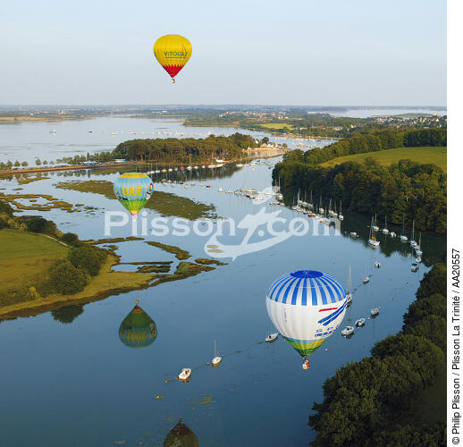 Hot air ballons above the Golfe du Morbihan. - © Philip Plisson / Plisson La Trinité / AA20557 - Photo Galleries - Hot-air balloon