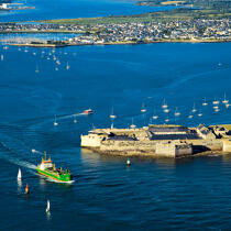 The citadel of Port Louis. © Philip Plisson / Plisson La Trinité / AA20562 - Photo Galleries - Cargo ship