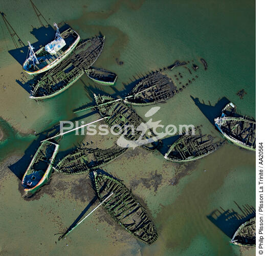 Le cimetière du Blavet. - © Philip Plisson / Plisson La Trinité / AA20564 - Nos reportages photos - Cimetière marin