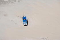 Boat aground on Siena. © Philip Plisson / Plisson La Trinité / AA20604 - Photo Galleries - Manche [The]