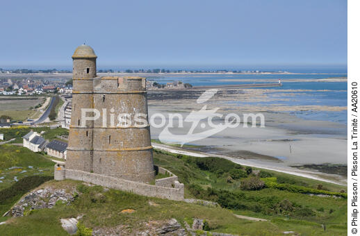 The height of the Hougue. - © Philip Plisson / Plisson La Trinité / AA20610 - Photo Galleries - Fortress