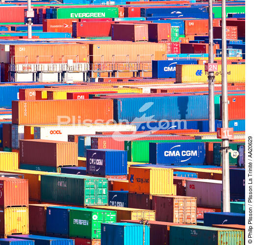 Containers. - © Philip Plisson / Plisson La Trinité / AA20629 - Photo Galleries - Containerships, the excess