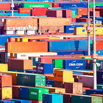 Containers. © Philip Plisson / Plisson La Trinité / AA20629 - Photo Galleries - Containerships, the excess