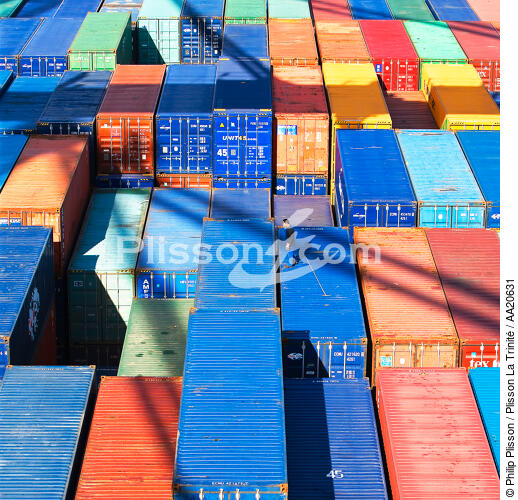 Containers. - © Philip Plisson / Plisson La Trinité / AA20631 - Photo Galleries - Containerships, the excess