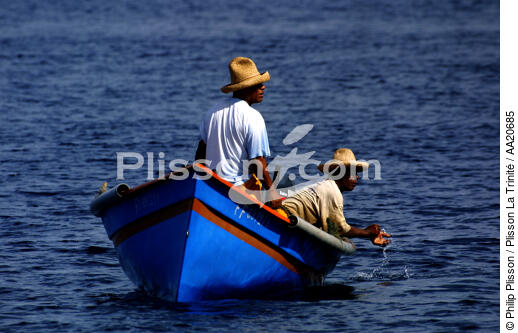 Pêcheurs sur les côtes martiniquaises. - © Philip Plisson / Plisson La Trinité / AA20685 - Nos reportages photos - Barque
