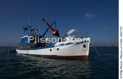 Buoytender. - © Philip Plisson / Plisson La Trinité / AA21107 - Photo Galleries - Quiberon bay [The]