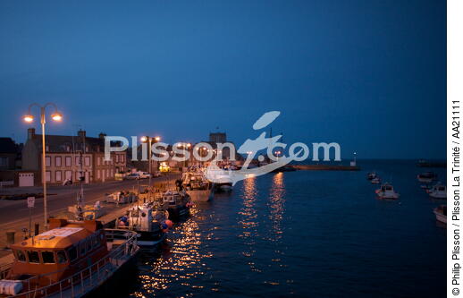 Barfleur de nuit. - © Philip Plisson / Plisson La Trinité / AA21111 - Nos reportages photos - Ville [50]