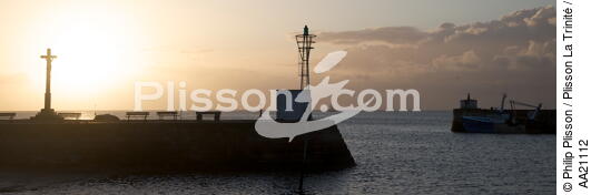 Barfleur. - © Philip Plisson / Plisson La Trinité / AA21112 - Nos reportages photos - La France vue de la mer