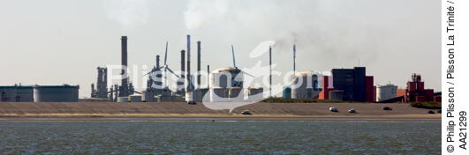 Dunkerque. - © Philip Plisson / Plisson La Trinité / AA21299 - Nos reportages photos - Usine