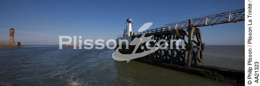 Dunkerque. - © Philip Plisson / Plisson La Trinité / AA21323 - Photo Galleries - Harbour light