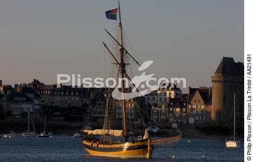 Le Renard at anchor off St. Malo. - © Philip Plisson / Plisson La Trinité / AA21491 - Photo Galleries - Emerald Coast [The]
