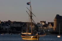 Le Renard at anchor off St. Malo. © Philip Plisson / Plisson La Trinité / AA21491 - Photo Galleries - Ille-et-Vilaine