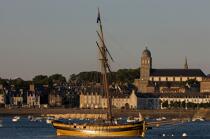 Le Renard at anchor off St. Malo. © Philip Plisson / Plisson La Trinité / AA21492 - Photo Galleries - Mooring