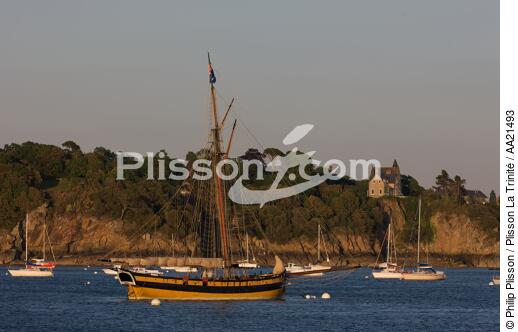 Le Renard at anchor off St. Malo. - © Philip Plisson / Plisson La Trinité / AA21493 - Photo Galleries - Ille-et-Vilaine