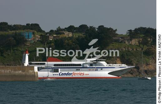 Ferry sortant du port de Saint-Malo. - © Philip Plisson / Plisson La Trinité / AA21540 - Nos reportages photos - Ferry