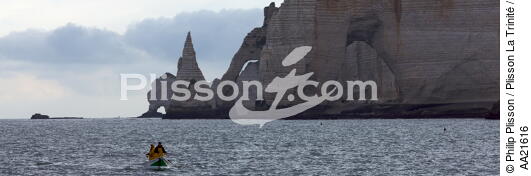 The cliffs of Etretat. - © Philip Plisson / Plisson La Trinité / AA21616 - Photo Galleries - Small boat